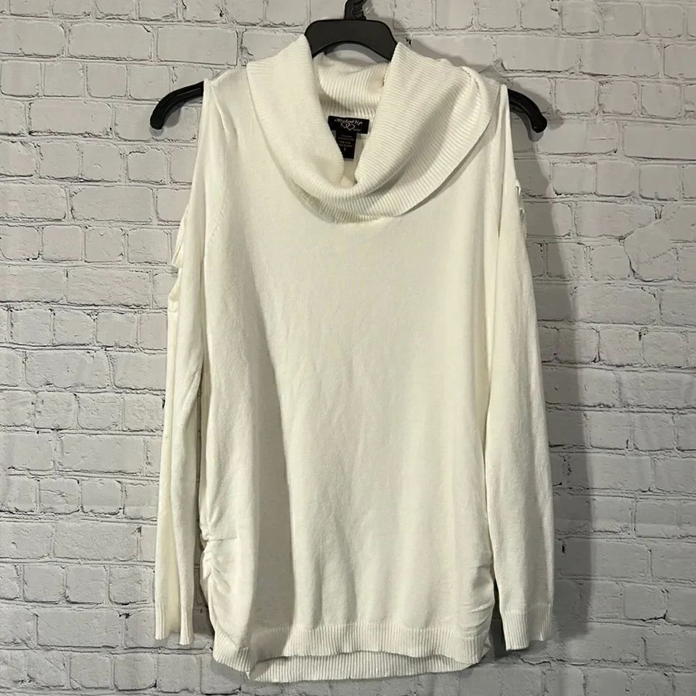 Hooked Up By IOT Shoulder Showing Sweater Size Large